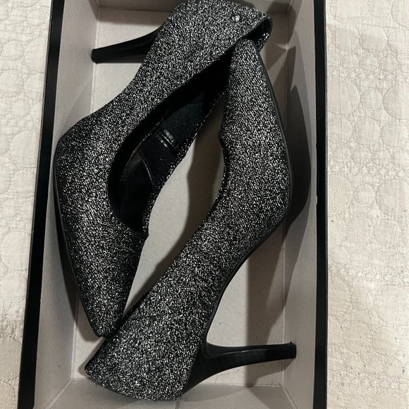 Simply Vera Wang  Black Metallic Pointed Toe Heels Size 6.5 - Picture 3 of 6